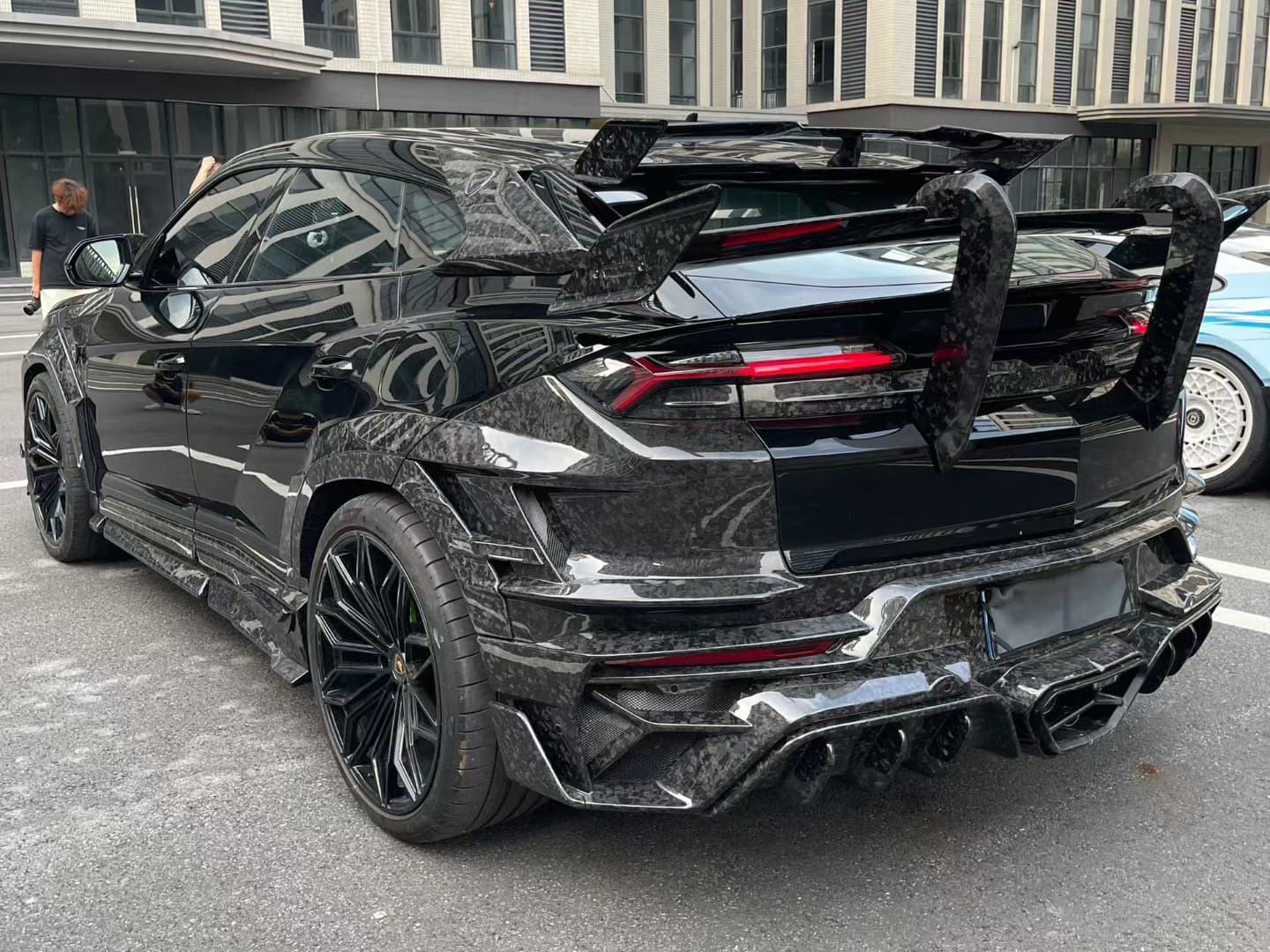 Lamborghini Urus SE Carbon Fiber Widebody Kit — Front & rear fender extensions