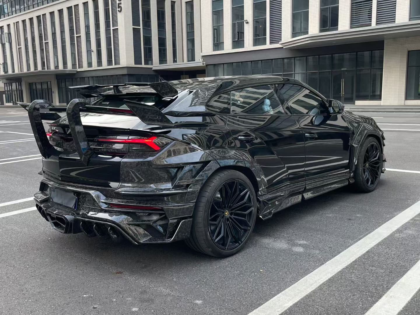 Lamborghini Urus SE Carbon Fiber Widebody Kit — Rear bumper & diffuser package