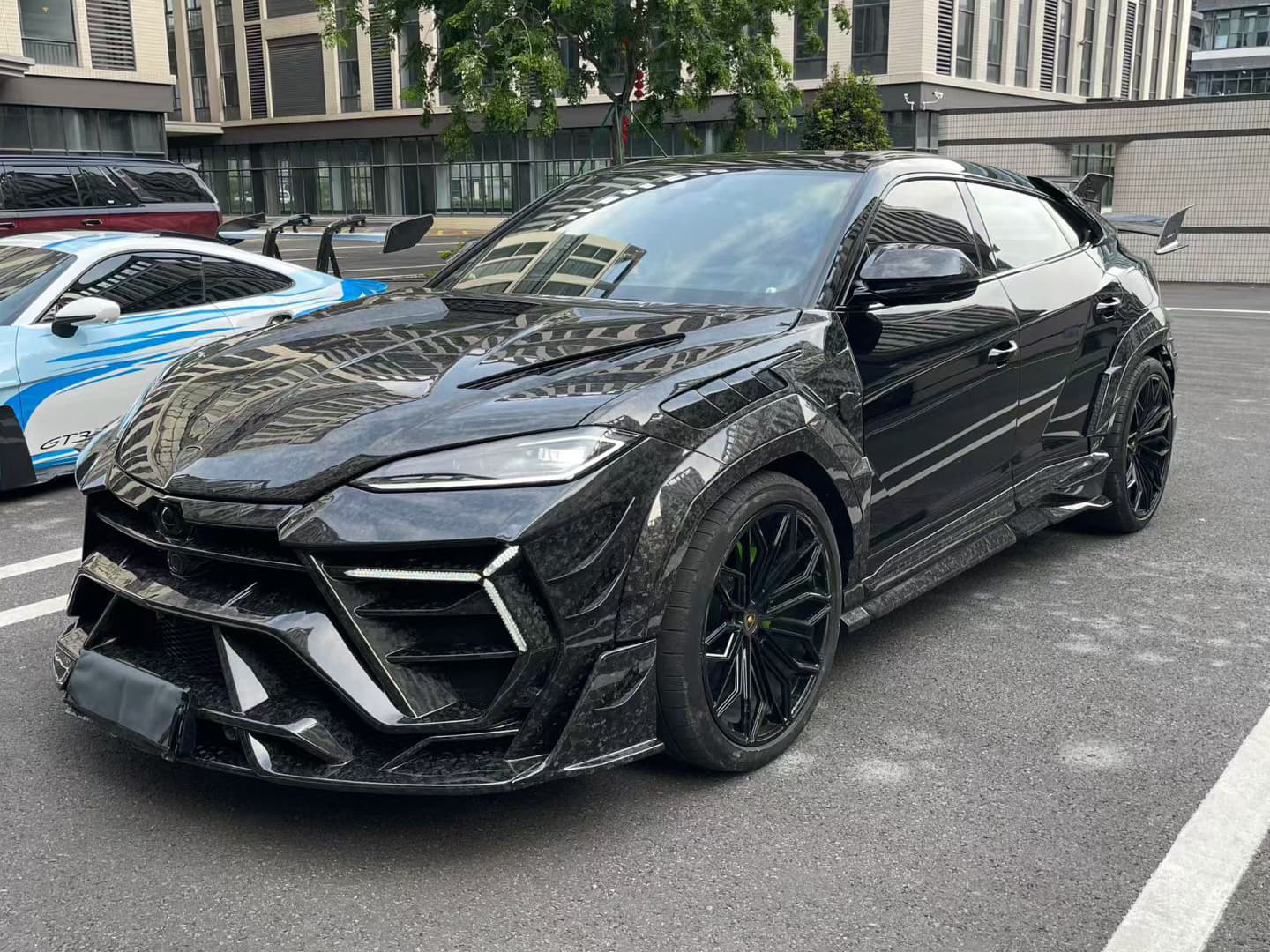 Lamborghini Urus SE Carbon Fiber Widebody Kit — Vented carbon-fiber hood